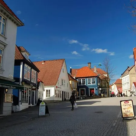 Dinbnb I Cozy 1-bedroom Nestled In The Heart Of Appartement Bergen